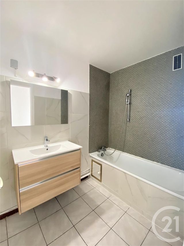 Afficher la photo en grand Appartement F3 à louer - 3 pièces - 67.0 m2 - VILLEJUIF - 94 - ILE-DE-FRANCE - Century 21 K.B. Immobilier