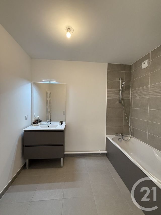 Appartement F3 à louer - 3 pièces - 64.63 m2 - VITRY SUR SEINE - 94 - ILE-DE-FRANCE - Century 21 K.B. Immobilier