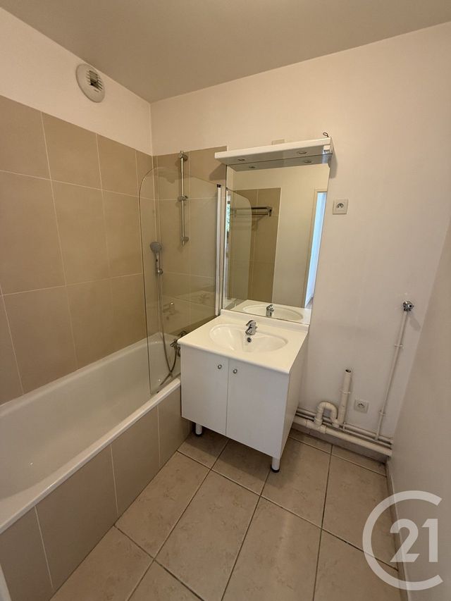 Appartement F2 à louer - 2 pièces - 38.25 m2 - VITRY SUR SEINE - 94 - ILE-DE-FRANCE - Century 21 K.B. Immobilier